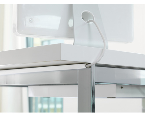 Detailansicht eines Schreibtisches mit Kabelführung und einem daran angeschlossenen Monitor.