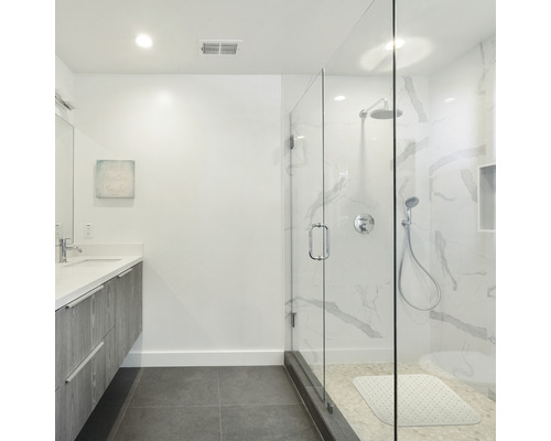 Badezimmer mit Dusche, Waschbeckenunterschrank und Spiegel