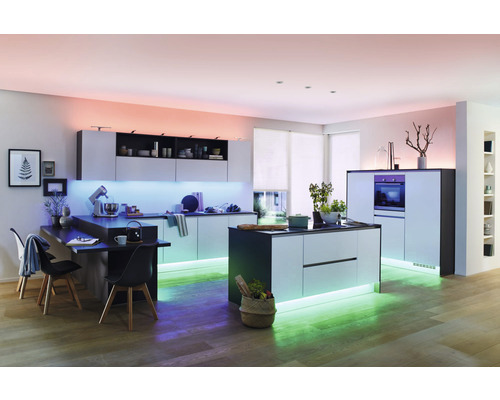 Moderne Küche mit Kücheninsel und LED-Beleuchtung.