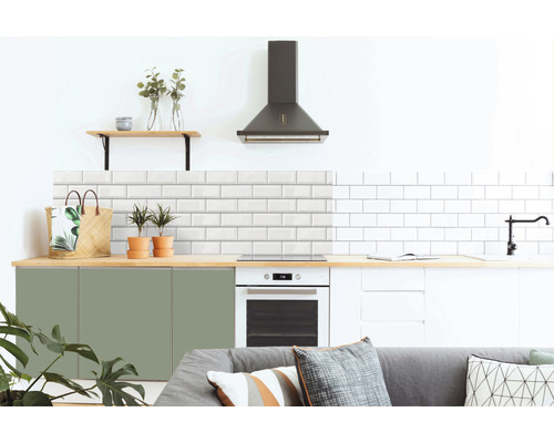 Cuisine claire avec carrelage blanc, plan de travail, appareils de cuisine et évier