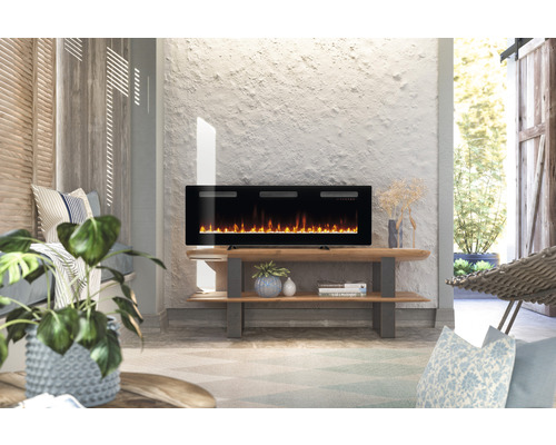 Dekoratives Wohnzimmer mit elektrischem Kamin auf Holzbank