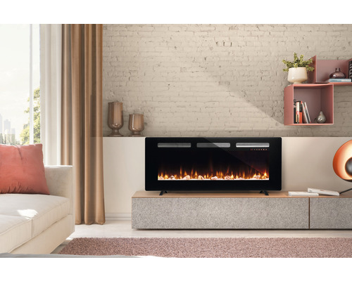 Elektrischer Kamin im Wohnzimmer mit Sofa, Vorhängen und Dekoration