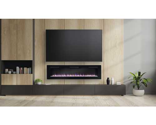 Wohnzimmer mit Fernseher, elektrischem Kamin und Aufbewahrungsmöbeln