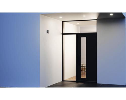 Aussenansicht eines Hauses mit Eingangstür und Aussenleuchte.