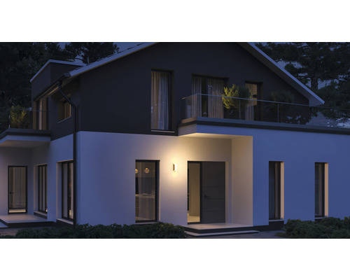 Maison d''habitation éclairée avec applique murale extérieure de nuit