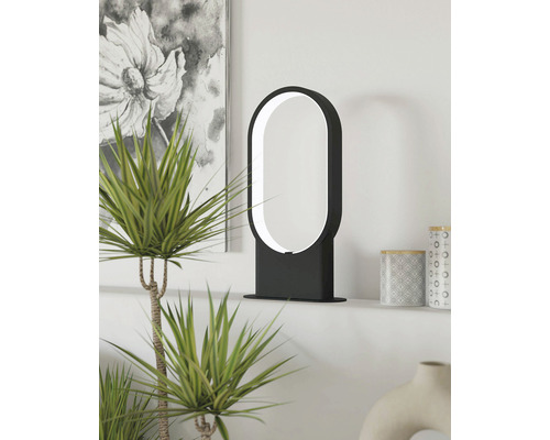 Miroir de maquillage avec éclairage LED sur une table