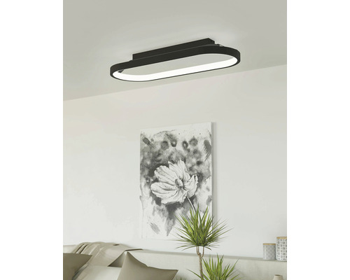 Ovale Deckenleuchte in einem Wohnzimmer