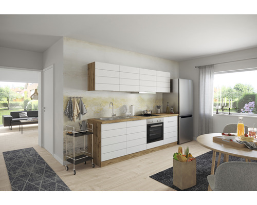 Helle Küche mit Küchenzeile, Esstisch und Blick in den Wohnbereich.