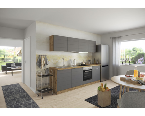 Cuisine lumineuse avec armoires grises et plan de travail en bois, comprenant une table à manger et une vue sur le salon