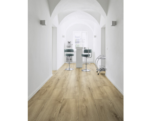 Flur mit Boden in Holzoptik, Barhockern und Getränkewagen