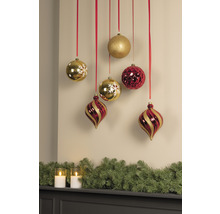 Arrangement décoratif avec des boules de Noël et une guirlande de sapin pour une ambiance festive