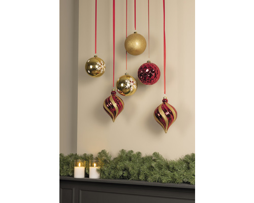Arrangement décoratif avec des boules de Noël et une guirlande de sapin pour une ambiance festive