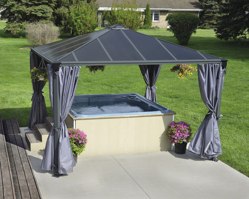 Pavillon mit Whirlpool im Garten