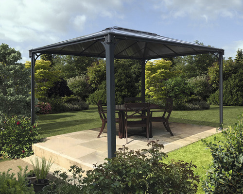 Pavillon Palram – Canopia Martinique 4300 430 x 295,5 cm anthracite Scène de jardin avec pavillon et coin salon sur une pelouse