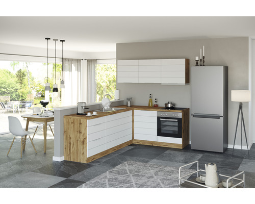 Moderne Küche mit hellen Fronten, Arbeitsplatte in Holzoptik und Edelstahl-Kühlschrank