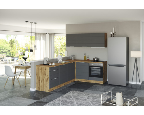 Helle Wohnküche mit grauen Küchenschränken, Holz Arbeitsplatten und einer Essecke.