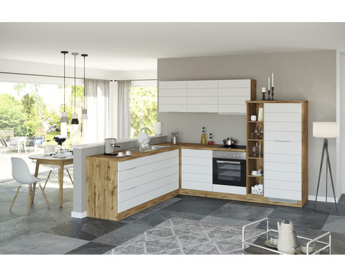 Moderne Küche mit weißen Schränken und Holzelementen, inklusive Esstisch und Stühlen.