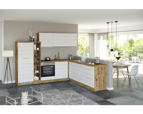 Helle Küche mit Holz Arbeitsplatte und weißen Schränken