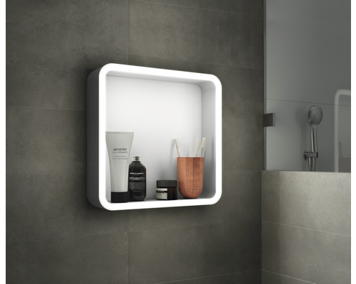 Illuminierter Badezimmerwürfel mit Kosmetikprodukten an einer Wand