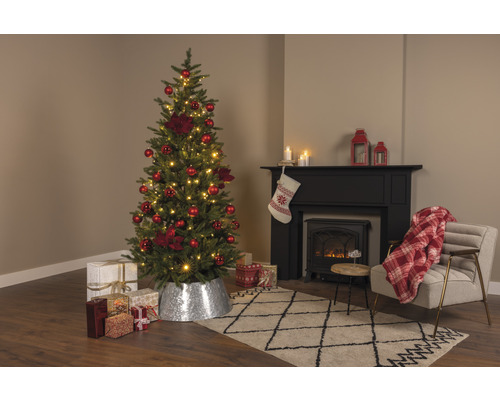 Weihnachtsdekoration mit geschmücktem Weihnachtsbaum, Geschenken und Kamin