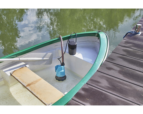 Schmutzwasserpumpe mit Akku-Steuereinheit im Boot auf dem Wasser