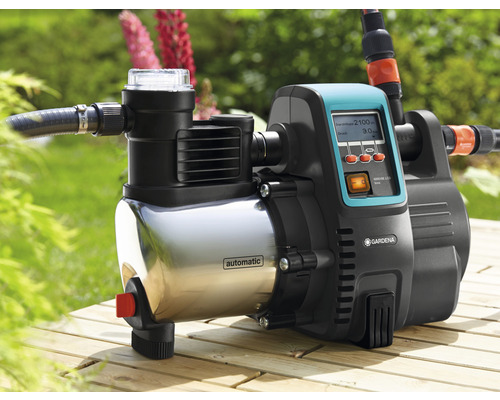 Gardena Hauswasserwerk mit digitaler Anzeige auf Holzoberfläche