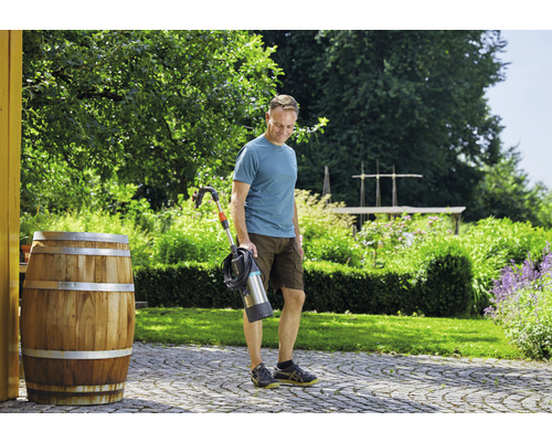 Homme avec un scarificateur électrique de joints dans le jardin