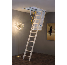 Escalier escamotable en bois déplié dans un intérieur