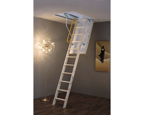 Escalier escamotable en bois déplié dans un intérieur