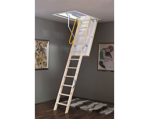 Ausgezogene Bodentreppe aus Holz mit Handlauf