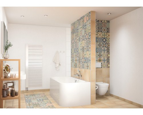 Helles Badezimmer mit Badewanne, Waschbecken, Toilette und Fliesen in verschiedenen Mustern
