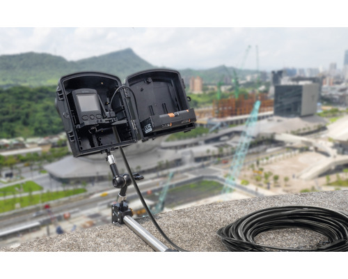 Caméra Time Lapse avec trépied et câble sur fond de ville