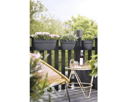 Balkonszene mit Blumenkästen, Tisch und Stuhl auf einem Holzboden