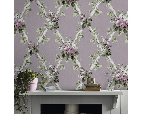 Papier peint avec motif floral et structure losangée dans le salon