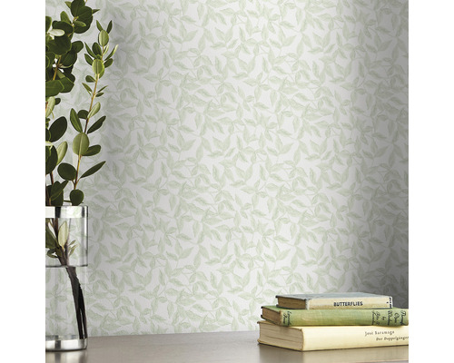 Tapete mit Blättermuster, Dekoration mit Pflanzen in Vase und Bücherstapel