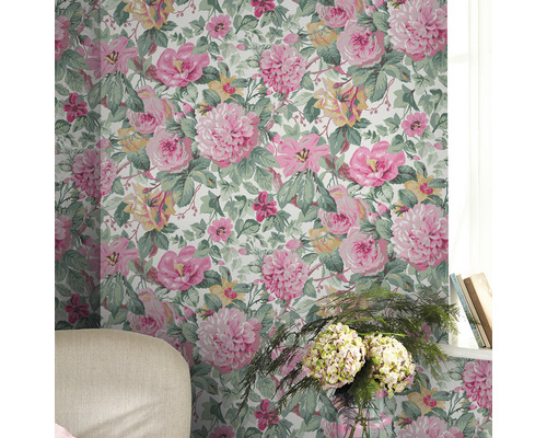 Blumentapete mit Rosenmuster in einem Zimmer