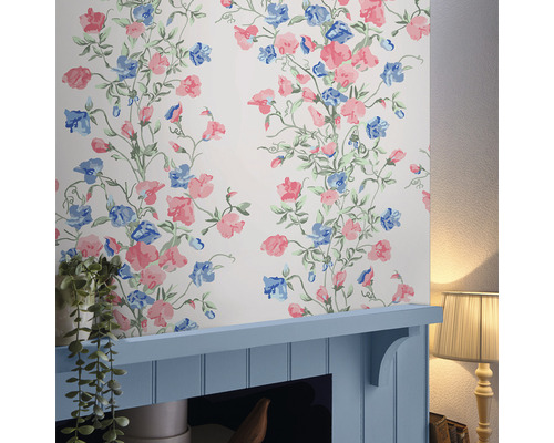 Tapete mit Blumenmuster in einem Wohnzimmer