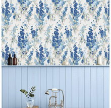 Salle de bain avec lambris bleu et papier peint à fleurs
