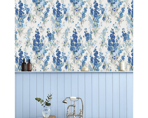 Salle de bain avec lambris bleu et papier peint à fleurs
