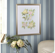 Image encadrée avec motif floral sur un mur