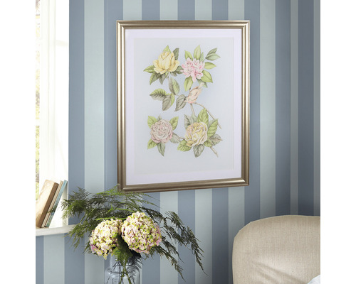 Gerahmtes Bild mit Blumenmotiv an einer Wand