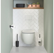 Modernes Badezimmer mit wandhängendem WC, Toilettenbürste und Toilettenpapierhalter