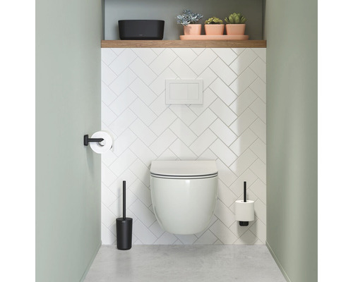 Modernes Badezimmer mit wandhängendem WC, Toilettenbürste und Toilettenpapierhalter