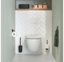 Modernes Badezimmer mit hängendem WC, Toilettenpapierhalter, Toilettenbürste und Handtuchhaken