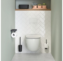 Modernes Badezimmer mit wandhängendem WC, Toilettenpapierhalter und WC-Bürste