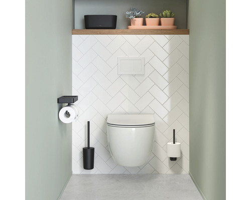 Modernes Badezimmer mit wandhängendem WC, Toilettenpapierhalter und WC-Bürste