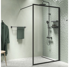 Badezimmer mit Duschkabine, Handtuch und Bademantel