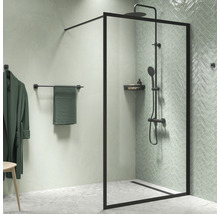 Modernes Badezimmer mit begehbarer Dusche, Handtuchhalter und Bademantel