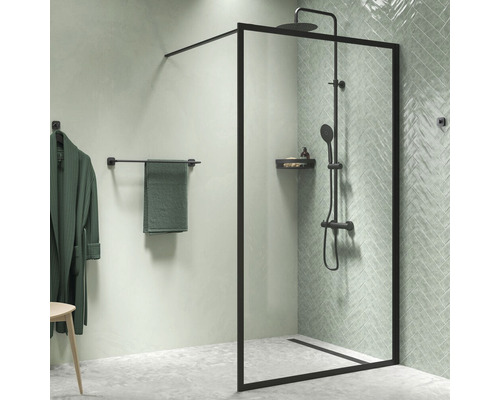 Modernes Badezimmer mit begehbarer Dusche, Handtuchhalter und Bademantel