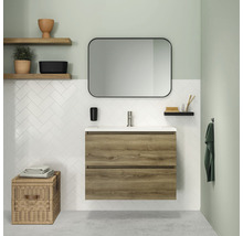 Salle de bains avec meuble sous-lavabo, miroir et étagères